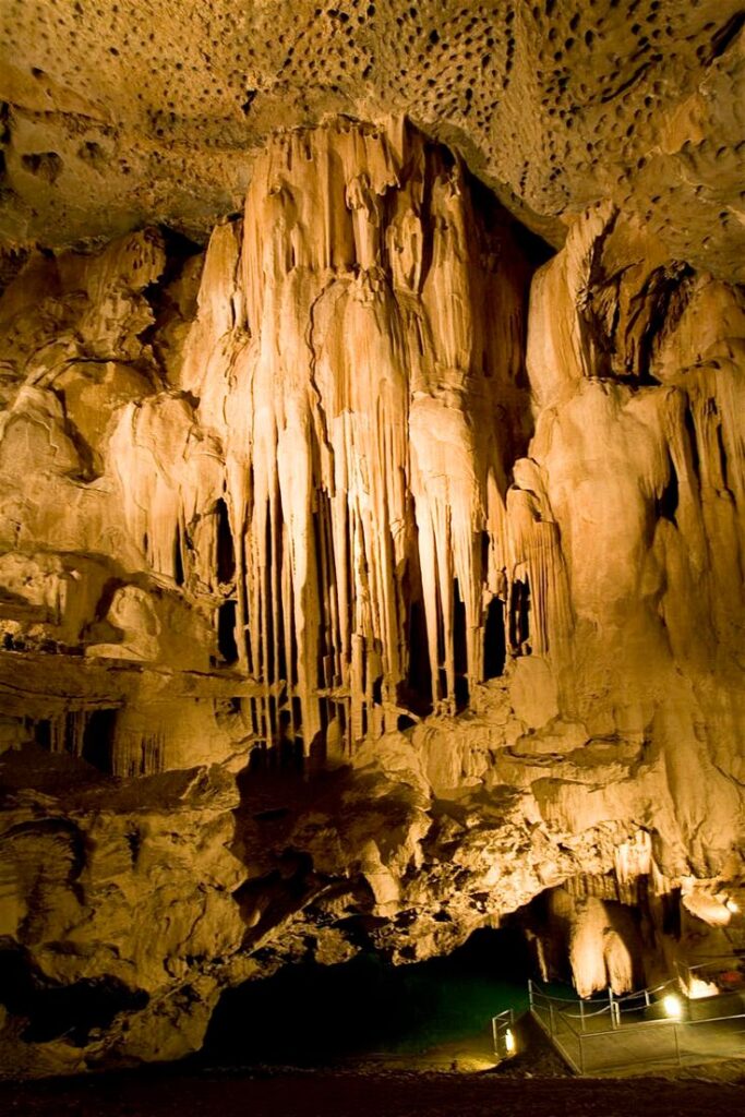 Hoota Cave